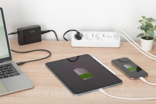 Listwa zasilająca biurkowa, 3 gniazda Schuko, 2x USB-A (2x 12W), 1x USB-C (30W) z zaciskiem na blat, kabel 1,5m, biała Digitus