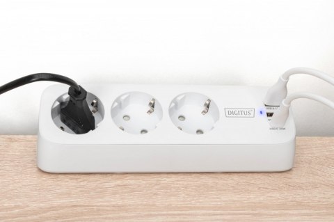 Listwa zasilająca biurkowa, 3 gniazda Schuko, 2x USB-A (2x 12W), 1x USB-C (30W) z zaciskiem na blat, kabel 1,5m, biała Digitus