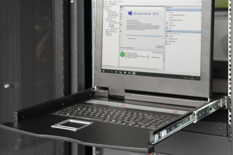 Konsola 17 LCD z touchpad KVM 8 portów 1U komplet kabli (8xDS-19231) klawiatura US Digitus