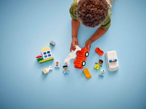 LEGO Duplo 10447 - Karetka z kierowcą