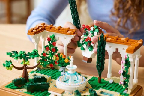 LEGO Icons 10359 - Fontanna w ogrodzie