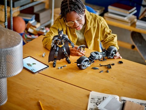 LEGO DC Super Heroes 76273 - Figurka Batmana do zbudowania i batcykl