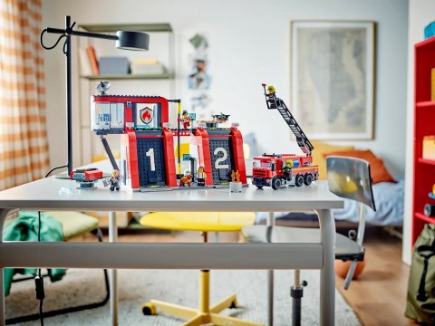 LEGO City 60414 - Remiza strażacka z wozem strażackim