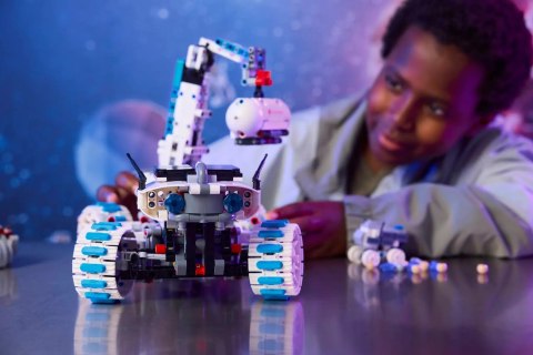 LEGO Technic 42211 - Kosmiczny łazik księżycowy Lunar Outpost