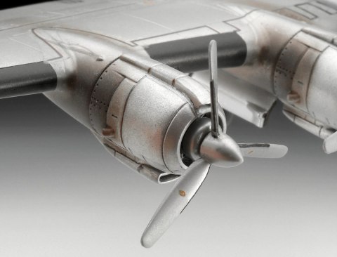 Model plastikowy Lockheed L.1049G Super Constellation Lufthansa Revell