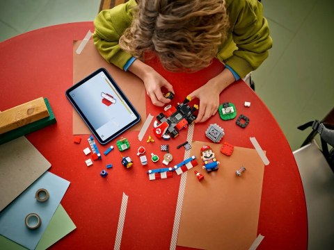 LEGO Super Mario 72043 - Mario Kart: Interaktywna figurka LEGO Mario i Standard Kart