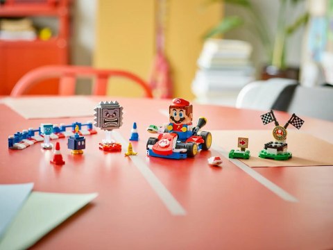LEGO Super Mario 72043 - Mario Kart: Interaktywna figurka LEGO Mario i Standard Kart