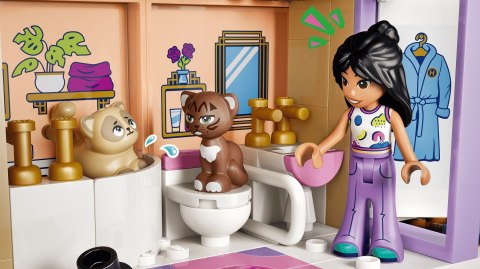 LEGO Friends 42704 - Grand Hotel w mieście Heartlake