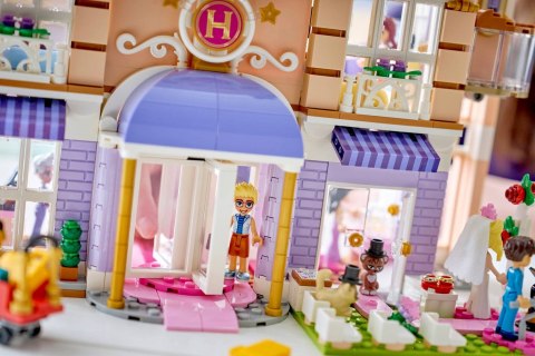 LEGO Friends 42704 - Grand Hotel w mieście Heartlake