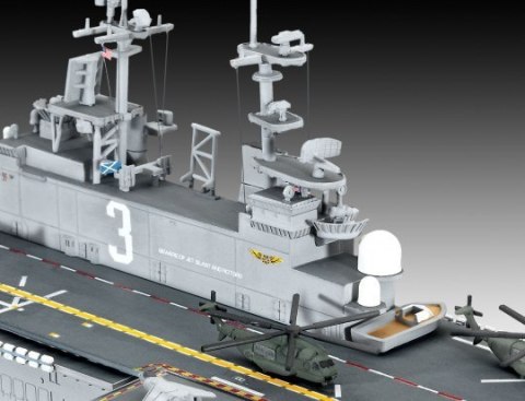 Model plastikowy US Navy Assault Carrier 1/700 Revell