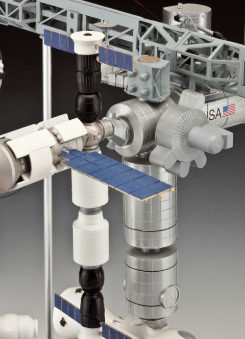 Model plastikowy Zestaw upominkowy 25 rocznica International Space Station ISS 1/144 Revell