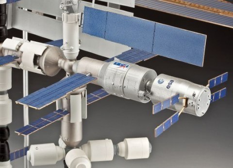 Model plastikowy Zestaw upominkowy 25 rocznica International Space Station ISS 1/144 Revell