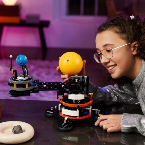 Klocki Technic 42179 Planeta Ziemia i Księżyc na orbicie LEGO