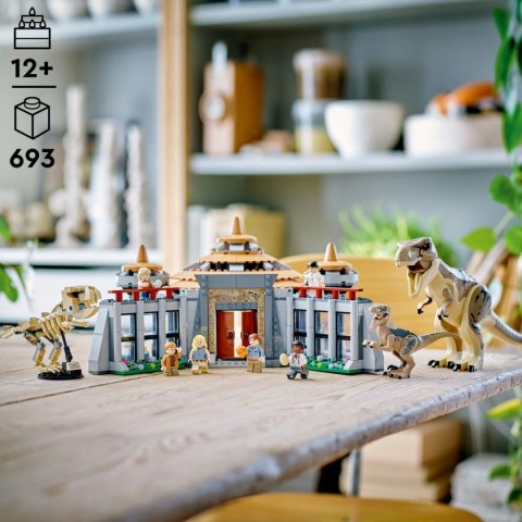 Klocki Jurassic World 76961 Centrum dla odwiedzających: atak tyranozaura i raptora LEGO