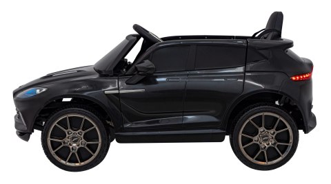 Aston Martin DBX na akumulator dla dzieci Czarny + Pilot + EVA + Pasy + Wolny Start + Audio LED Aston Martin DBX na akumulator dla dzieci Czarny + Pilot + EVA + Pasy + Wolny Start + Audio LED