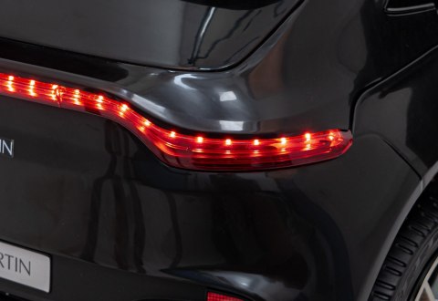 Aston Martin DBX na akumulator dla dzieci Czarny + Pilot + EVA + Pasy + Wolny Start + Audio LED Aston Martin DBX na akumulator dla dzieci Czarny + Pilot + EVA + Pasy + Wolny Start + Audio LED