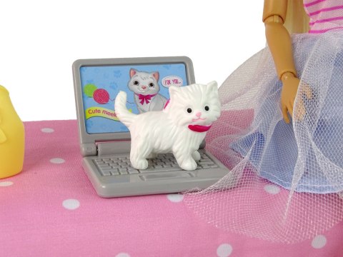 Lalka Anlily w Sypialni Akcesoria Meble Dla Dzieci LEAN Toys