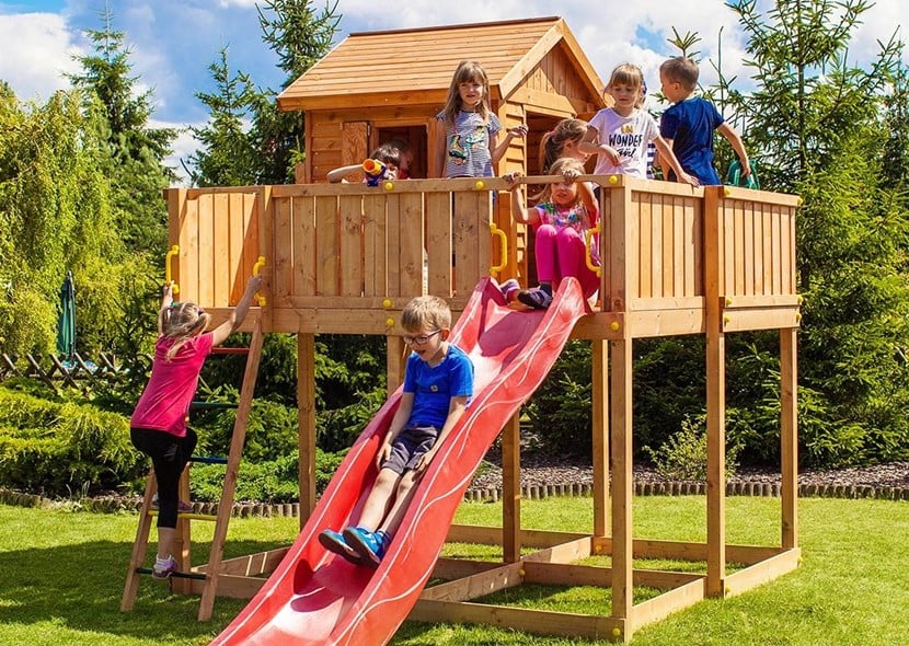 Zjeżdżalnia i domek ogrodowy dla dzieci - zabawa i rozwój w jednym